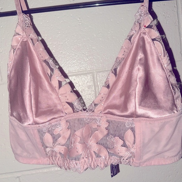 Victoria Secret lace wireless bralette in light pink with flower detailing - Picture 1 of 4